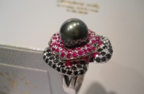 anello perla, rubini e diamanti