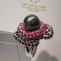 anello perla, rubini e diamanti
