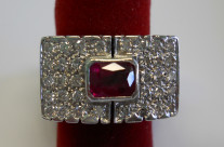 anello oro bianco con pavé di diamanti e rubino