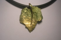 pendente foglia in oro giallo