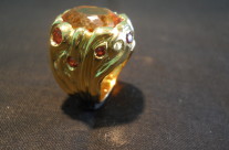 Anello oro giallo, rubeliti e topazio