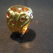 Anello oro giallo, rubeliti e topazio