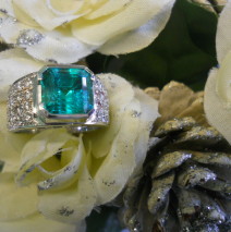anello oro bianco con smeraldo e diamanti