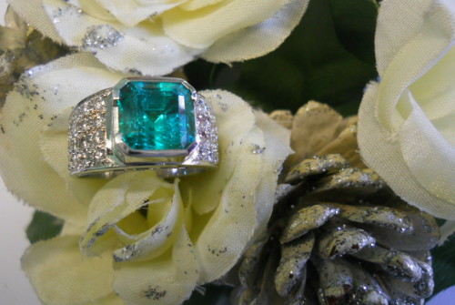 anello oro bianco con smeraldo e diamanti